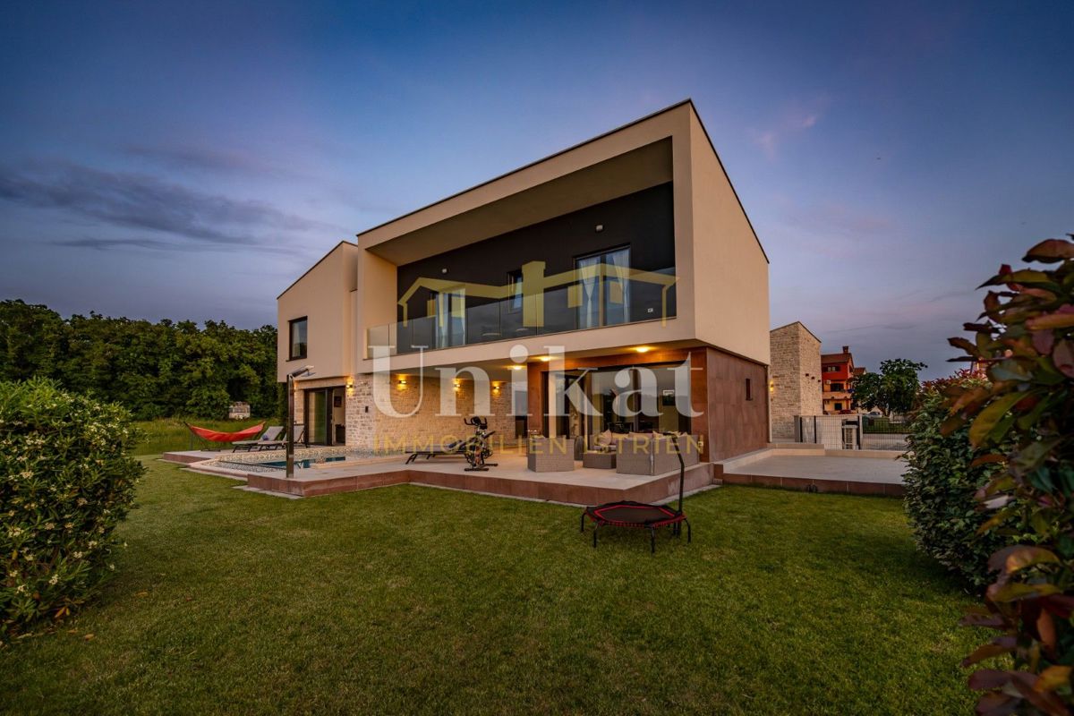 Luksuzna hiša z garažo v kleti - 3 km do morja